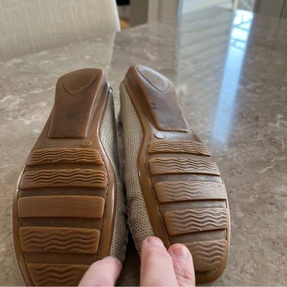 Bosi cream color slip on shoe with detail on to oh shoe size 5 - Picture 8 of 8